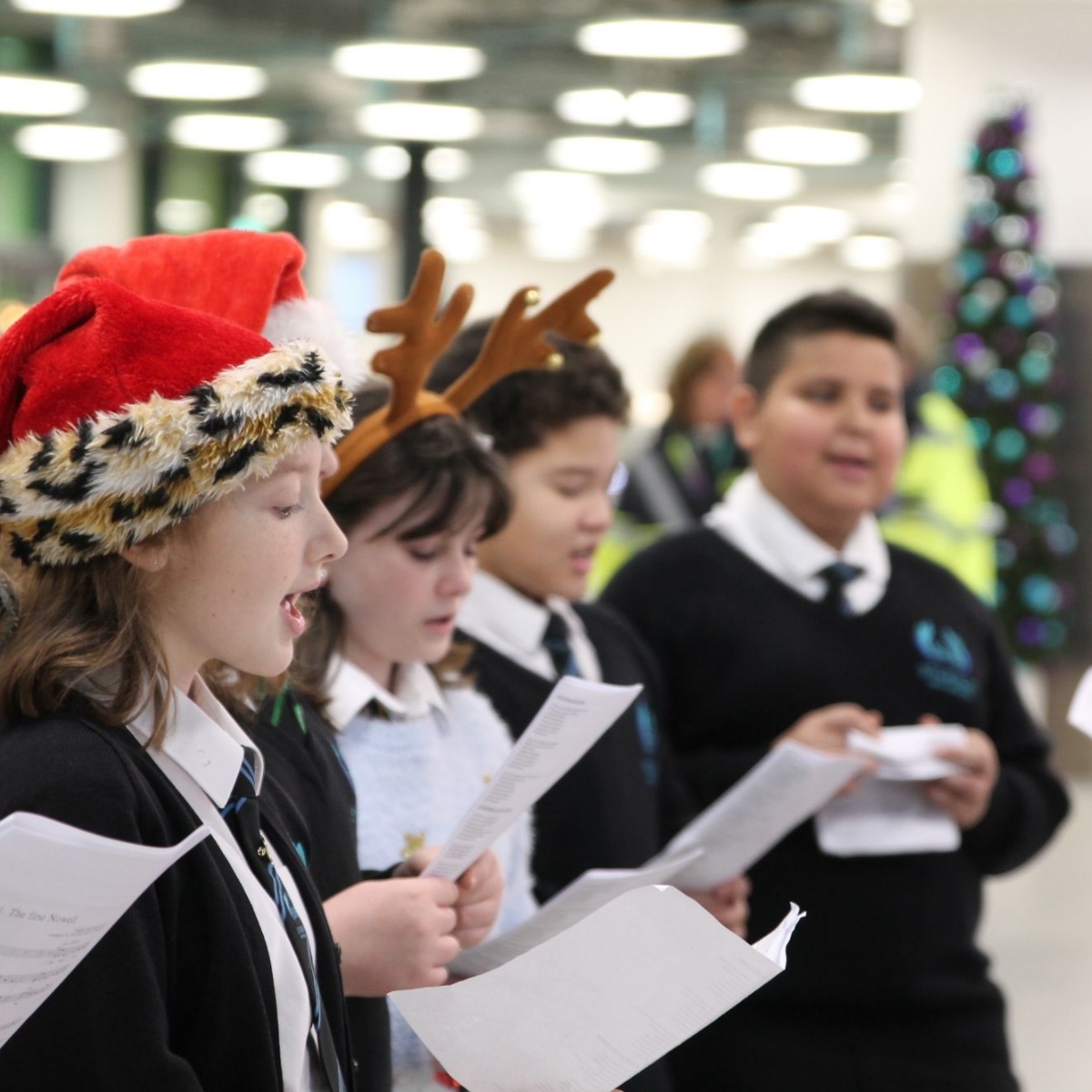 Stopsley High School Stopsley Choir at Luton Airport (video)